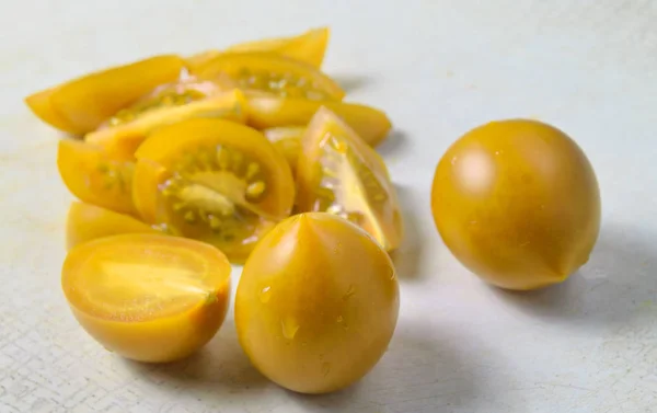 Tomates Cerises Rouges Tranchées Gros Plan Sur Tableau Cuisine Blanc — Photo