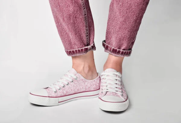 Γυναικεία Πόδια Σύντομο Τζιν Και Sneakers Σταθεί Ένα Λευκό Backgroun — Φωτογραφία Αρχείου