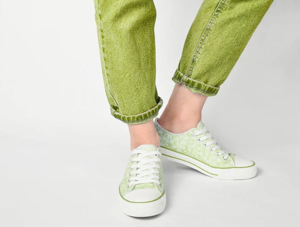 Kvinnliga Ben Korta Jeans Och Sneakers Stå Vit Bak — Stockfoto