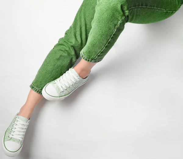 Frauenbeine Jeans Und Turnschuhen Auf Weißem Hintergrund Top Konkurrenz — Stockfoto