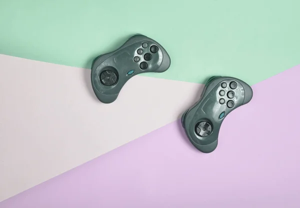 Due Gamepad Uno Sfondo Multicolore Pastello Vista Dall Alto Minimale — Foto Stock