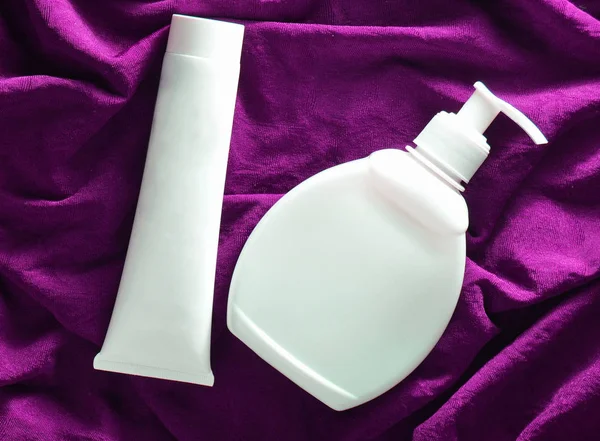 Botellas Plástico Blanco Crema Sobre Fondo Seda Roja — Foto de Stock