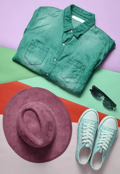 Ropa Accesorios Moda Para Mujer Camisa Mezclilla Zapatillas Sombrero Fieltro — Foto de Stock