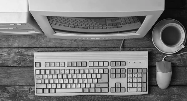 复古固定电脑在质朴的木桌上 复古的工作空间 显示器 电脑鼠标 顶部视图 平面拉 — 图库照片