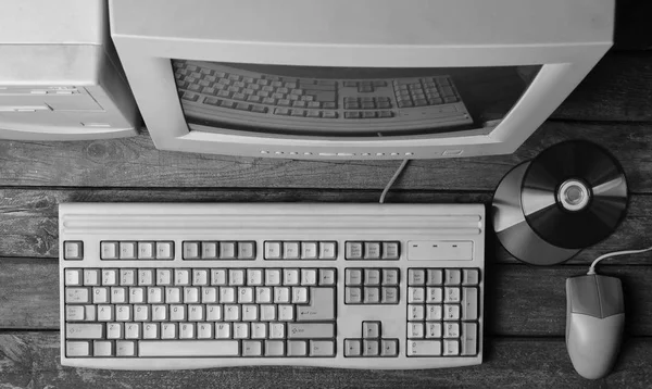 Retro Stationær Computer Rustikt Træskrivebord Vintage Arbejdsområde Skærm Tastatur Computermus - Stock-foto