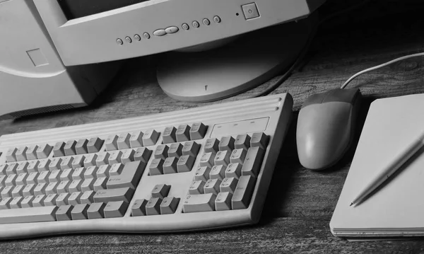 Stationärer Retro Computer Auf Rustikalem Holztisch Vintage Arbeitsplatz Monitor Tastatur — Stockfoto
