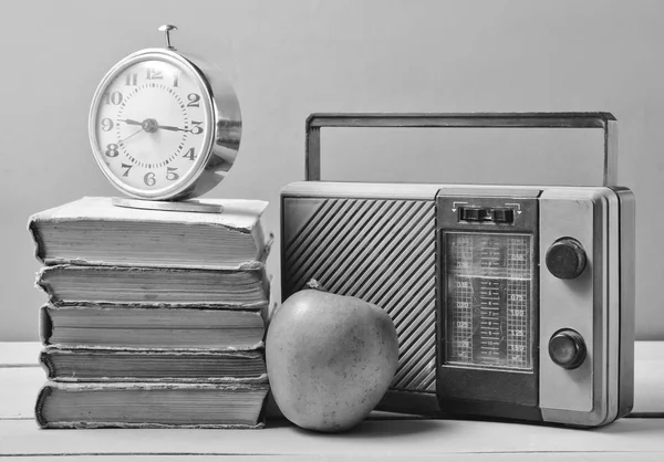 Sveglia Pila Vecchi Libri Ricevitore Radio Mela Sfondo Rosa Retro — Foto Stock