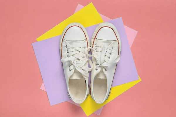 Sepatu Retro Lama Dengan Tali Putih Pada Latar Belakang Pastel — Stok Foto