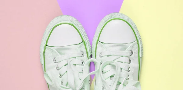 Viejas Zapatillas Retro Con Cordones Blancos Sobre Fondo Pastel Colores — Foto de Stock