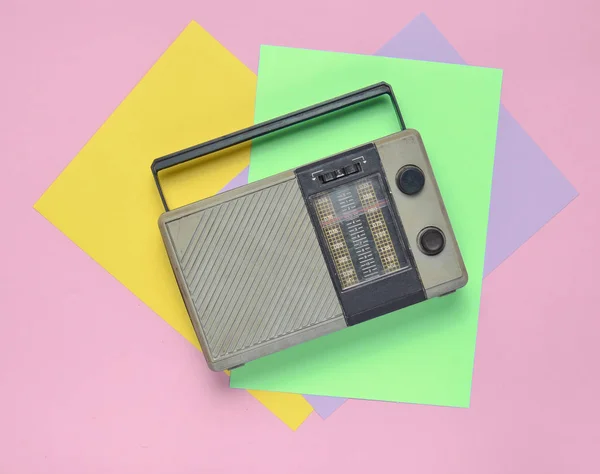 Retro Radio Ontvanger Een Gekleurd Papier Achtergrond Minimalisme Top Vie — Stockfoto