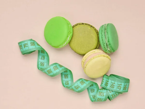 Farbige Makronen Kekse Und Lineal Auf Rosa Pastellgrund Das Konzept — Stockfoto