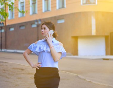 Genç çekici moda modeli kameraya poz ve parlak güneşli bir günde Evet.