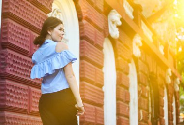 Genç çekici moda model parlak güneşli bir günde poz.