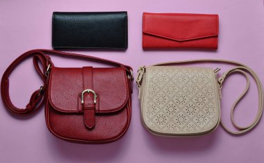 Deri moda çanta ve moda çantalar pembe renkli bir arka plan üzerinde bakmak
