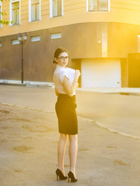 时尚的女商人手里拿着一片空白的纸 在镜头前摆姿势 工作过程 在阳光明媚的日子里 一个年轻的黑发女人的肖像 — 图库照片