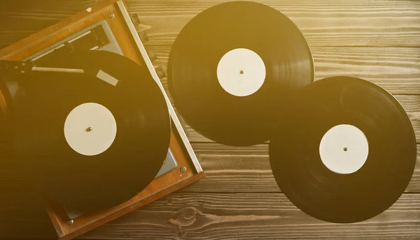 Grammophon Und Schallplatten Auf Einem Holzboden Retro Medien — Stockfoto
