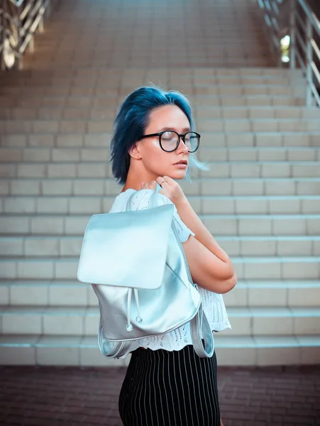 Retrato Uma Menina Atraente Cabelos Azuis Com Óculos Que Segura — Fotografia de Stock