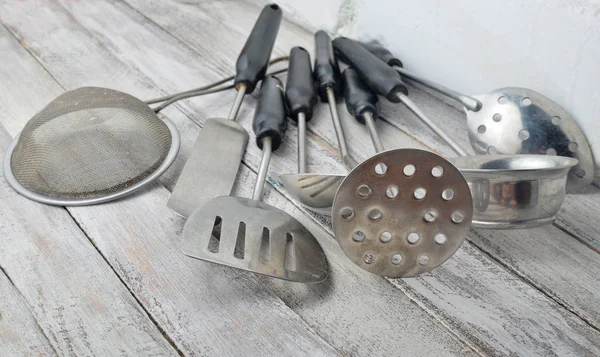 Conjunto Ferramentas Cozinha Para Cozinhar Contra Uma Parede Tijolo Branco — Fotografia de Stock