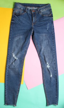 Renkli pastel arka planda kadın moda düzensiz soluk kot. Minimalizm, üst Vie