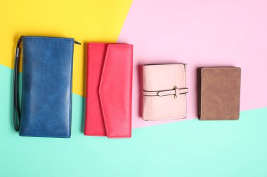 Pastel renkli bir arka plan üzerinde birçok deri Çantalar. Top Vie