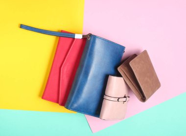 Pastel renkli bir arka plan üzerinde birçok deri Çantalar. Top Vie