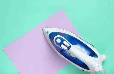 Demir Ütü renkli pastel arka planda, en iyi görünüm için. Minimalis