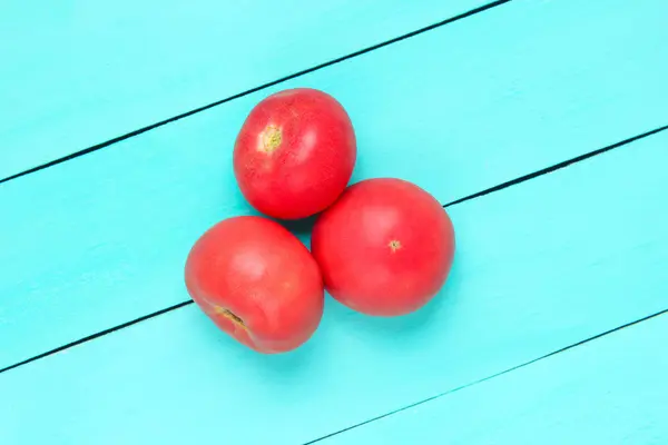 Trois Tomates Mûres Sur Une Table Bois Bleu — Photo