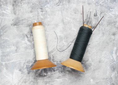 Vintage iplik bobinleri ile gri beton zemin, üst iplik vie