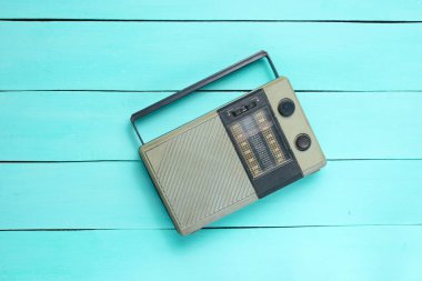 Retro eski radyo alıcısı mavi ahşap arka plan üzerinde. Üstten Görünüm. Modası geçmiş technolog