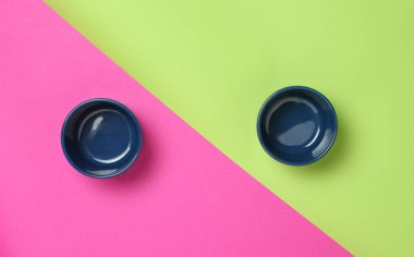 İki mavi Mine kase renkli bir arka plan üzerinde. Top Vie