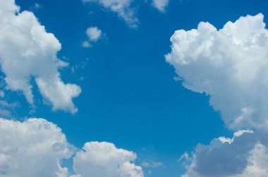 Mavi gökyüzü ile beyaz bulutlar. Gündüz gökyüzü. Gökyüzü arka plan