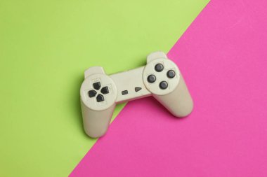 Renkli bir arka planla gamepad. Üstten Görünüm, minimalizm