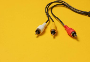 RCA kablo üzerinde sarı adam