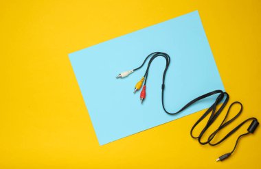 RCA kablo sarı pastel mavi zemin üzerine. Top Vie