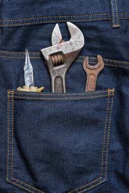 Alet kot arka cebinde iş. Kerpetenler, İngiliz anahtarı, ayarlanabilir wrenc