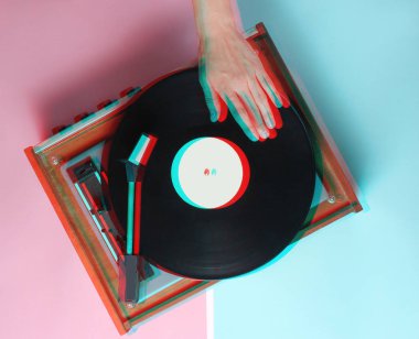 Eller bir mavi pastel pembe retro vinil player'ı kullanın. DJ. Top Vie