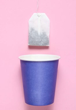 Boş tek kullanımlık kağıt bardak çay, çay poşeti pastel pembe, üstten görünüm, minimalis için