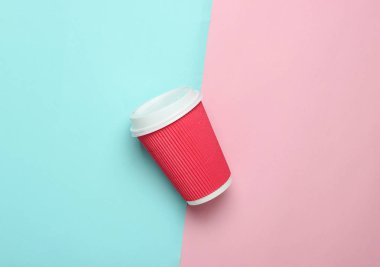 Kağıt kahve fincanı pastel renkli arka plan, üstten görünüm, minimalizm