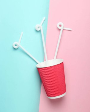 Kağıt kahve fincanı pastel renkli arka plan, üstten görünüm, minimalizm kokteyl kamış ile