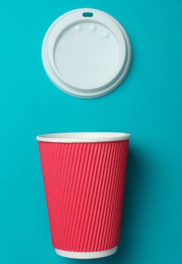 Boş kağıt kahve Kupası bir mavi arka plan, üstten görünüm, minimalizm