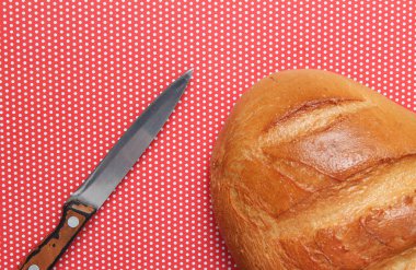 Ekmek, lekeli, en iyi kırmızı bir masa örtüsü bıçakta vie