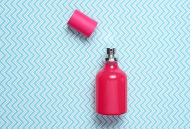 Kırmızı parfüm şişesi bir yaratıcı mavi arka plan, minimalizm, top vie