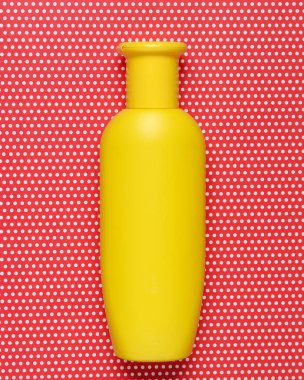 Şampuan polka dot yaratıcı kırmızı zemin üzerine sarı şişe, top vie