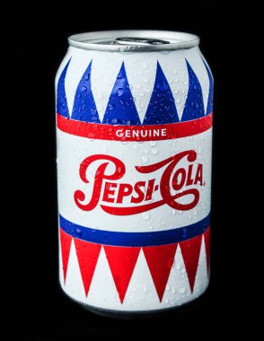 Odessa, Ukrayna-Temmuz 30, 2018: teneke kutu Pepsi-Cola siyah arka plan üzerine hakiki