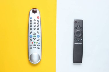 Modern tv pastel arka plan üzerinde uzak iki. Üstten Görünüm, minimalis