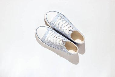 Moda spor ayakkabı beyaz zemin üzerinde. Fotoğraf gölgeler, sert ışık, top vie