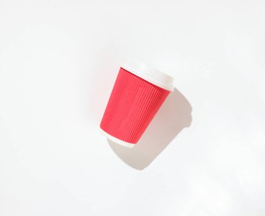 Kağıt bardak kahve beyaz arka plan üzerinde. Fotoğraf gölgeler, sert ışık, top vie