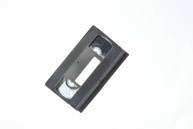 Beyaz bir arka plan üzerinde video kaset. Retro teknoloji. Gölgeler, sabit ışıklı fotoğraf
