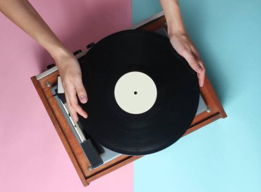 Eller bir mavi pastel pembe retro vinil player'ı kullanın. DJ. Top Vie