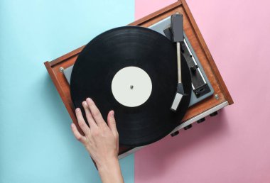 Eller bir mavi pastel pembe retro vinil player'ı kullanın. DJ. Top Vie